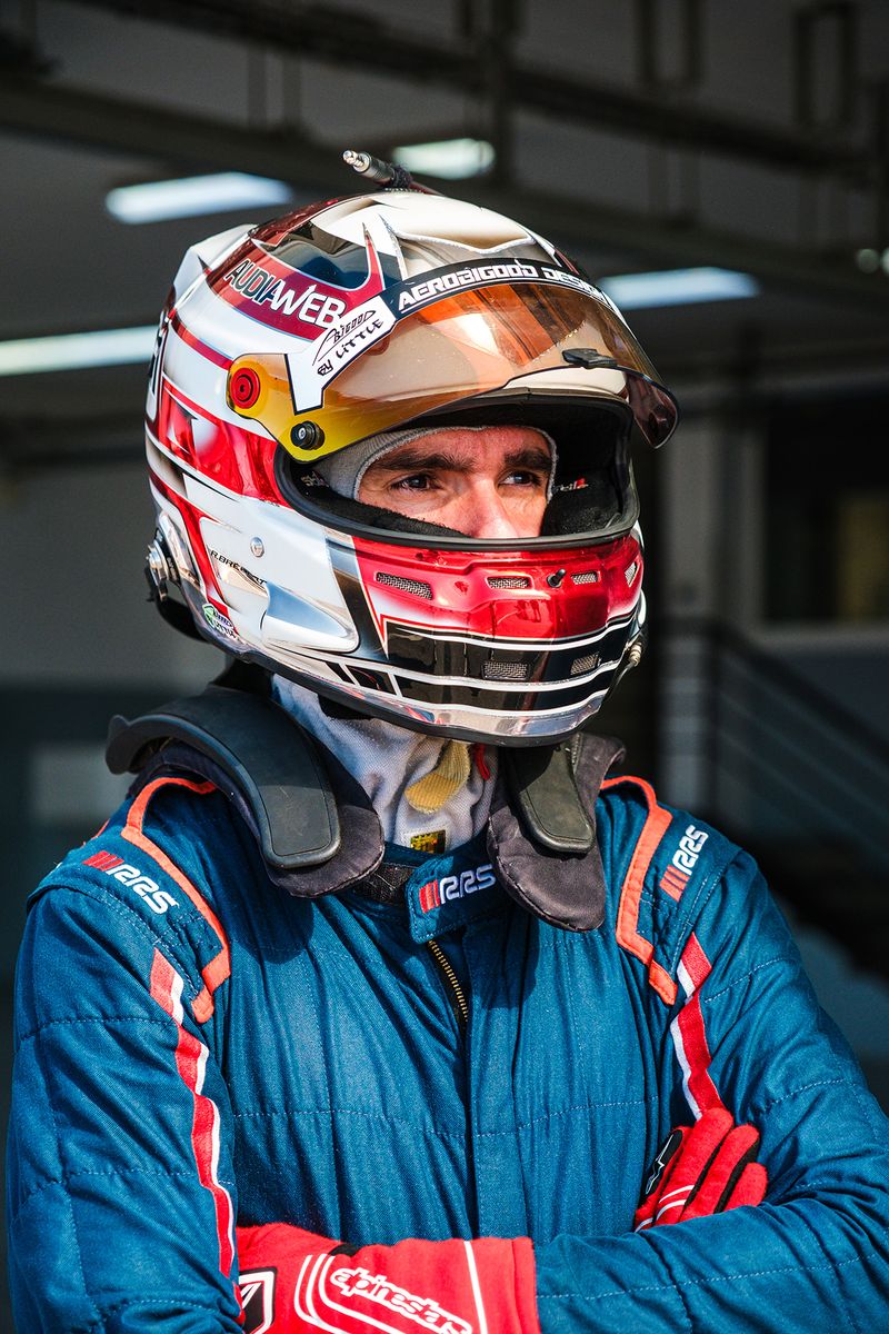 Robin Brebant, fondateur de GoToTheGrid, en combinaison et casque de Fun Cup dans la pit lane du Castellet