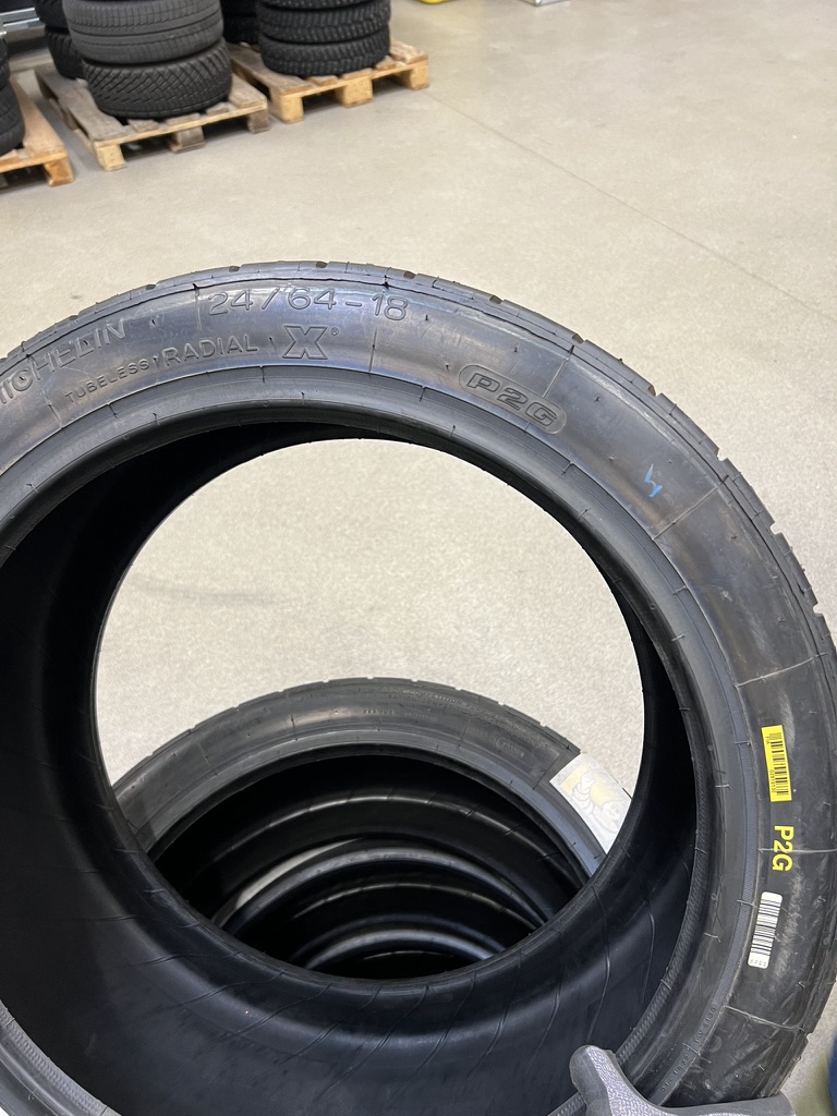NOUVEAUX pneus pluie Michelin 24/64-18 (jeu de 4)