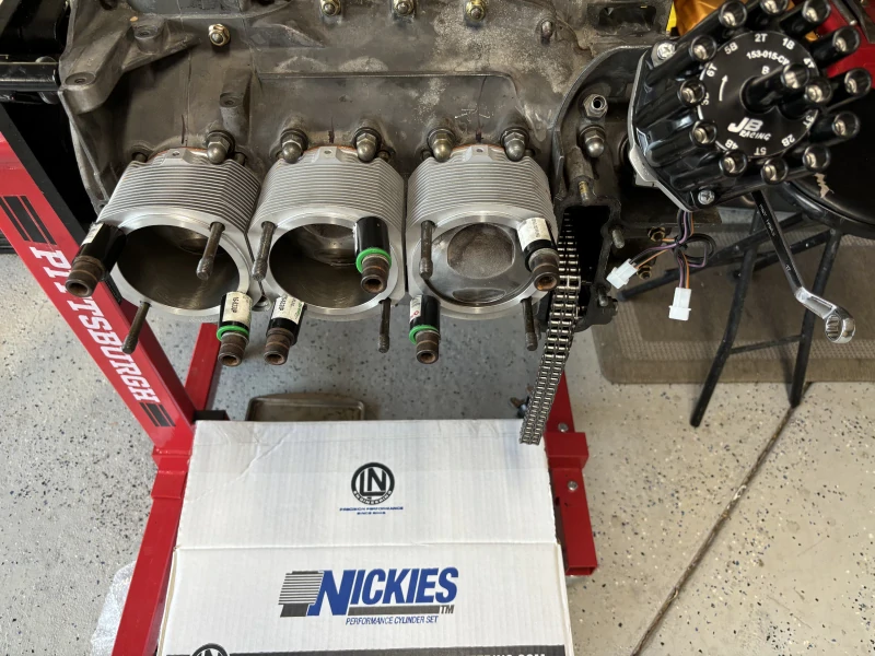 Modified 2.8 L twin plug Porsche 911 engine