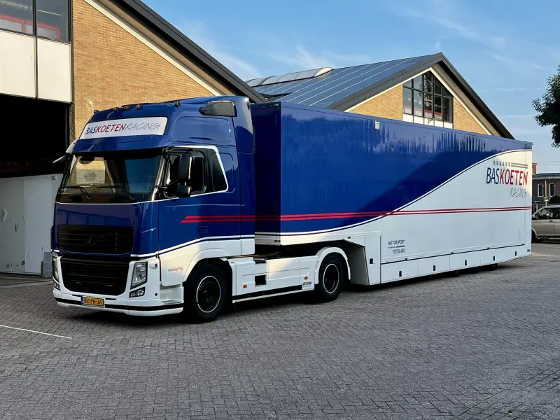 Remorque de course entièrement équipée