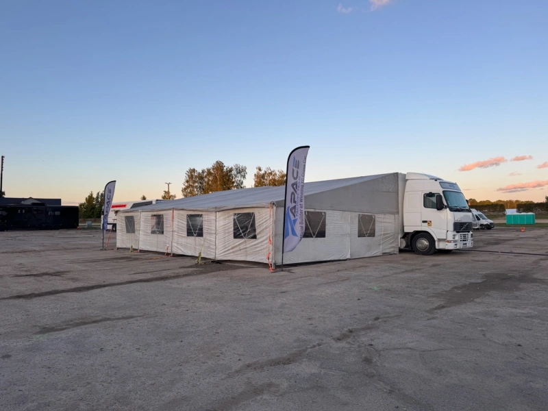 Volvo avec remorque et auvent