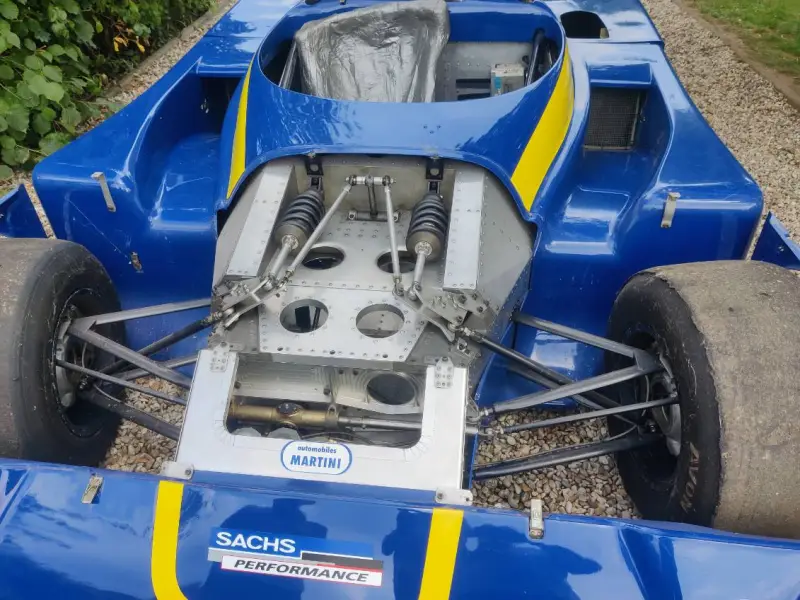 Voiture de course Martini MK 77 pour les courses de côte