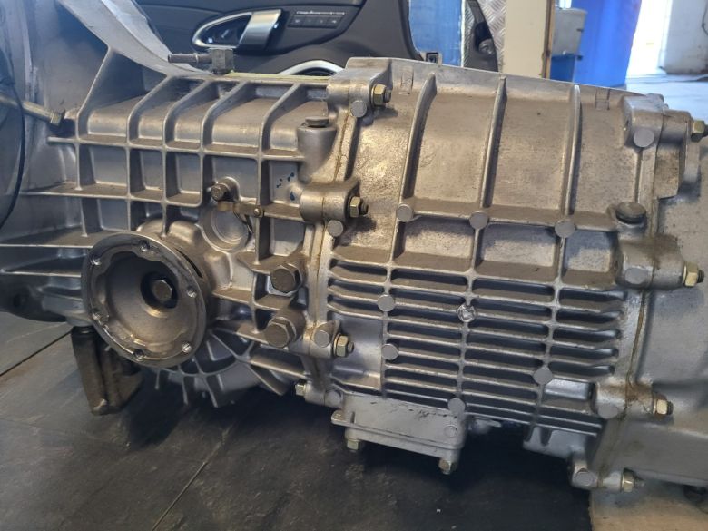 Reconditioned Porsche Motorsport 915 gearbox with close-ratio gears