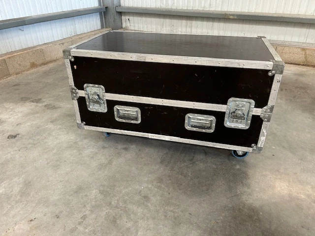 Large format flight case on wheels