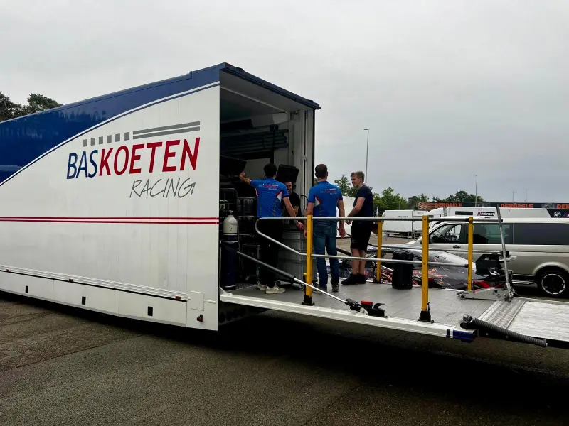 Remorque de course entièrement équipée