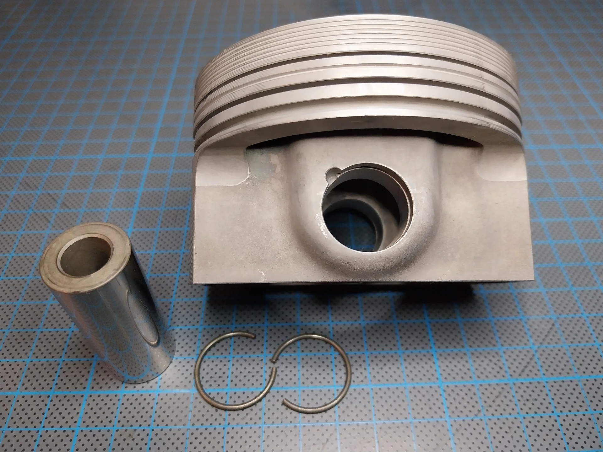 set of 8 New Mahle piston for Ford Cosworth V8