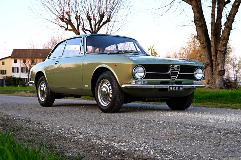 Alfa Romeo GT 1300 Junior de 1972, équipée d'un moteur de 1,8 L