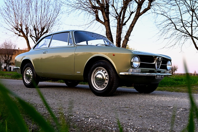 Alfa Romeo GT 1300 Junior de 1972, équipée d'un moteur de 1,8 L