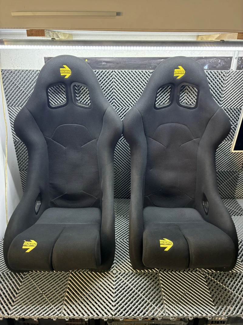 D'occasion. Sièges de course Bimarco Momo. Homologation valable jusqu'en 2030.