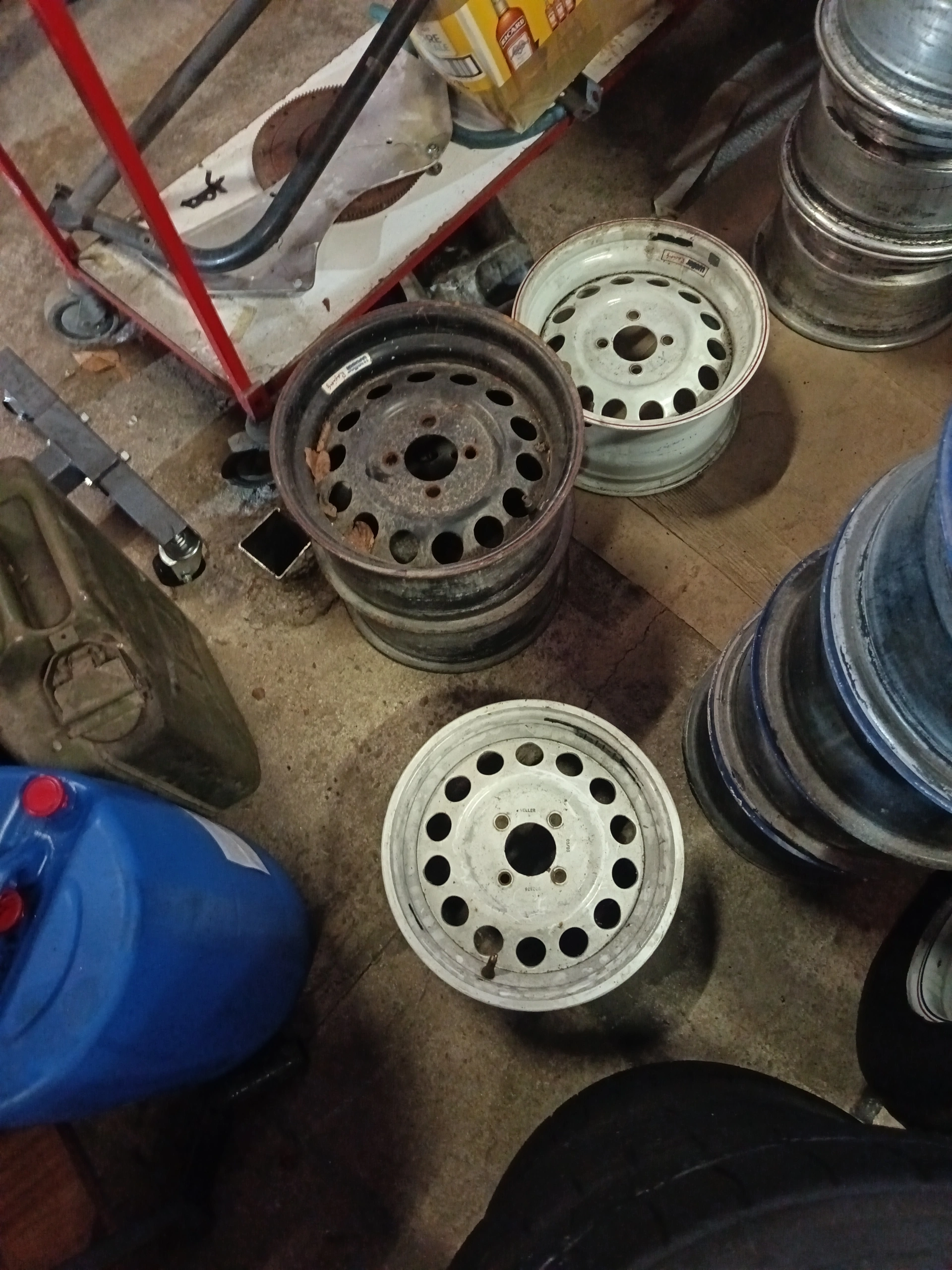 Sells various 13" Formula Ford wheels Made In and Wheller – photo 2