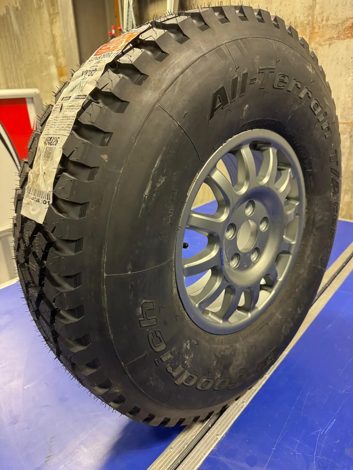 Lot Rallye-Raid BFGoodrich KDR3 (12 pneus) + Jantes BRAID (2x) – Occasion – photo 1