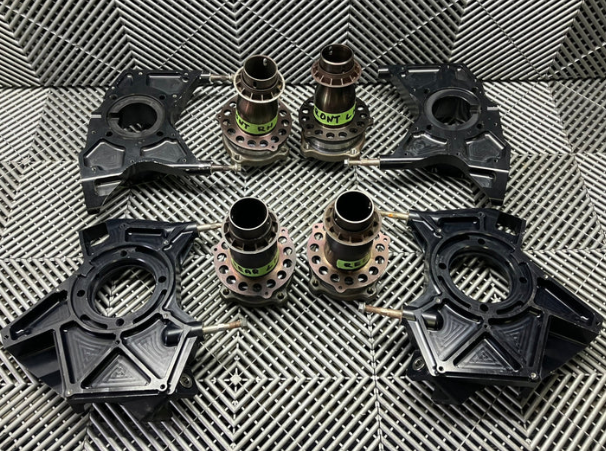 Lot de 4 moyeux de roues centrales et bras usinés CNC. Voitures GT. GT2, GT3, DTM