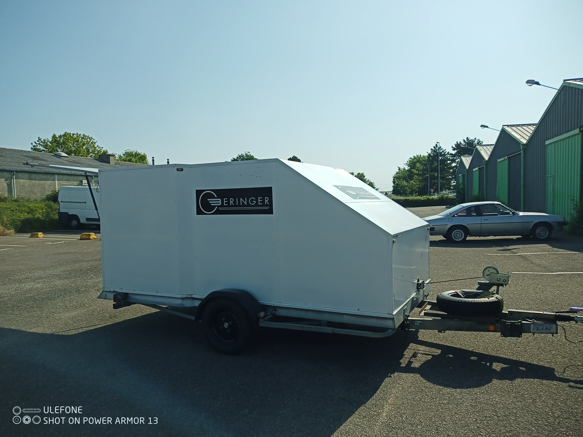 Closed and braked flatbed trailer
