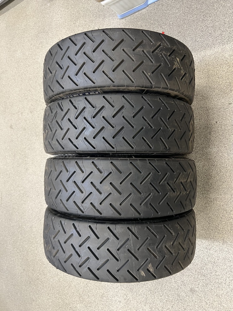 Jeu de 4 nouveaux pneus slicks Michelin 16/57-14 SA00 (gomme tendre)