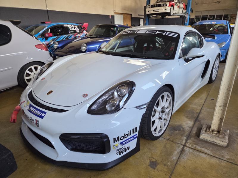 PORSCHE CAYMAN GT4