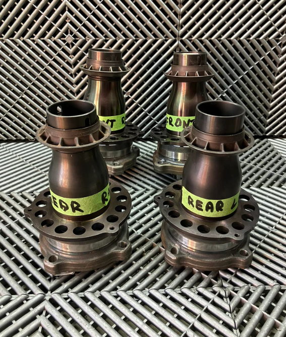 Neuf. Lot de 4 moyeux de roue à fixation centrale. BMW Motorsport GT3, GT2, DTM