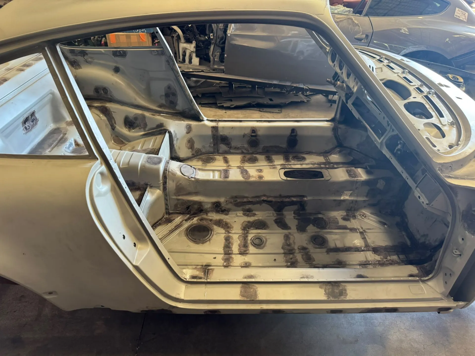 Caisse nue Porsche 964 course vendue en l’état – photo 3