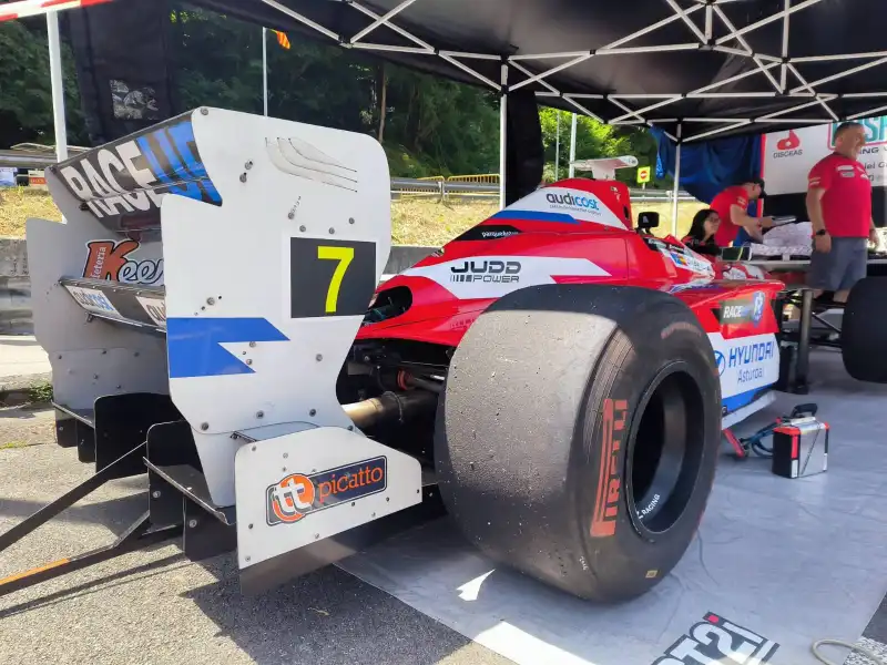 LOLA B99/50 F3000