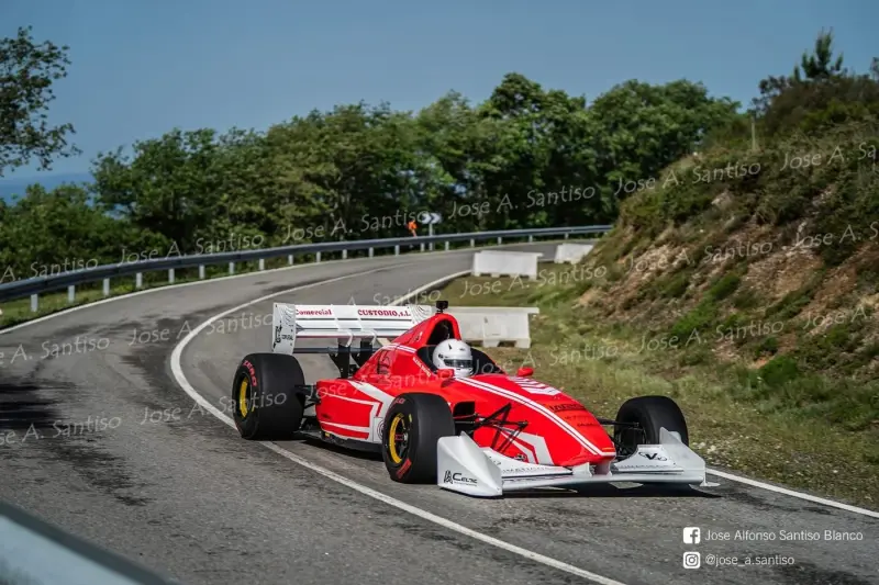 Lola T96/50 Formula 3000 — V6 3,5 — monoplace victorieuse en course de côte