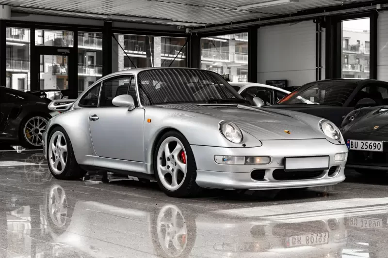 Porsche 911 Carrera 4 (964) converted to a 993 Turbo