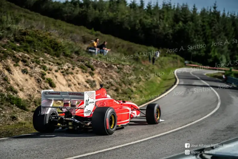 Lola T96/50 Formula 3000 — V6 3,5 — monoplace victorieuse en course de côte