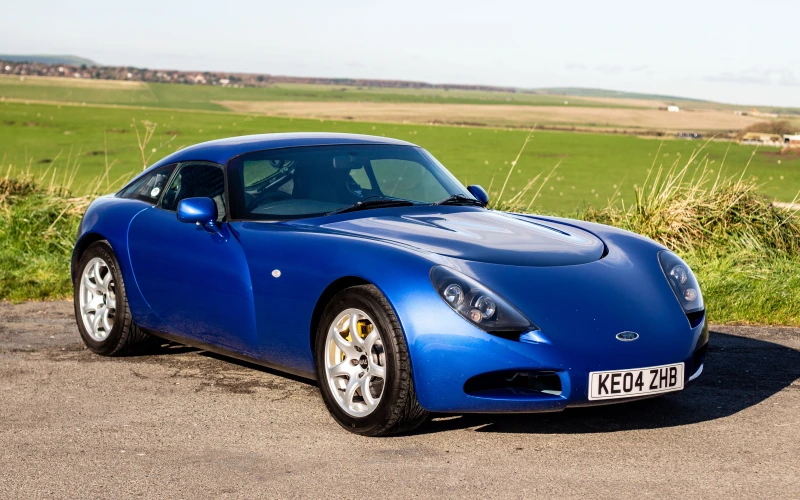 TVR T350C de 2004, bleu Red Bull, superbe historique