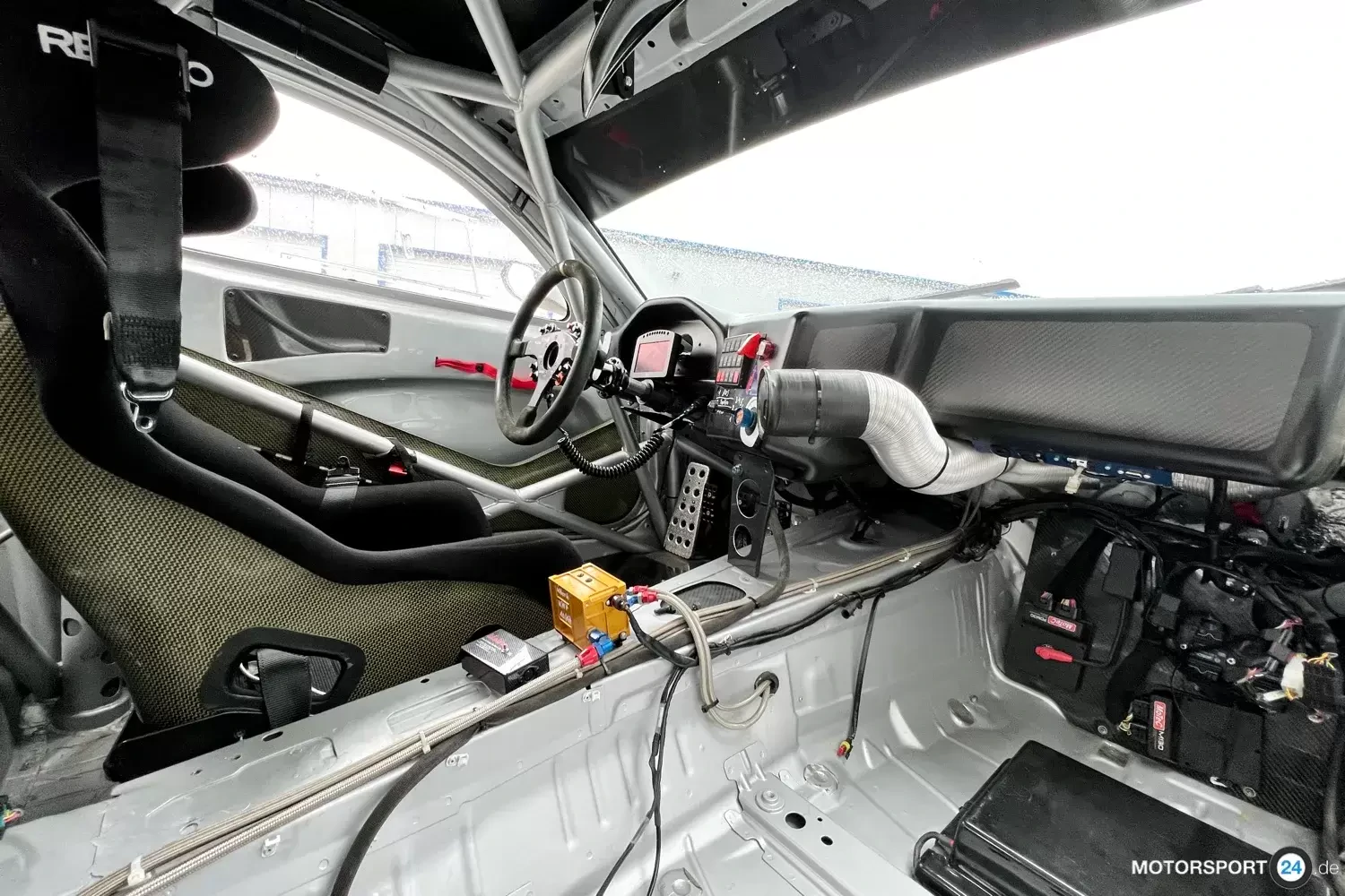 Voiture de course GTR sur base F82 avec moteur S54