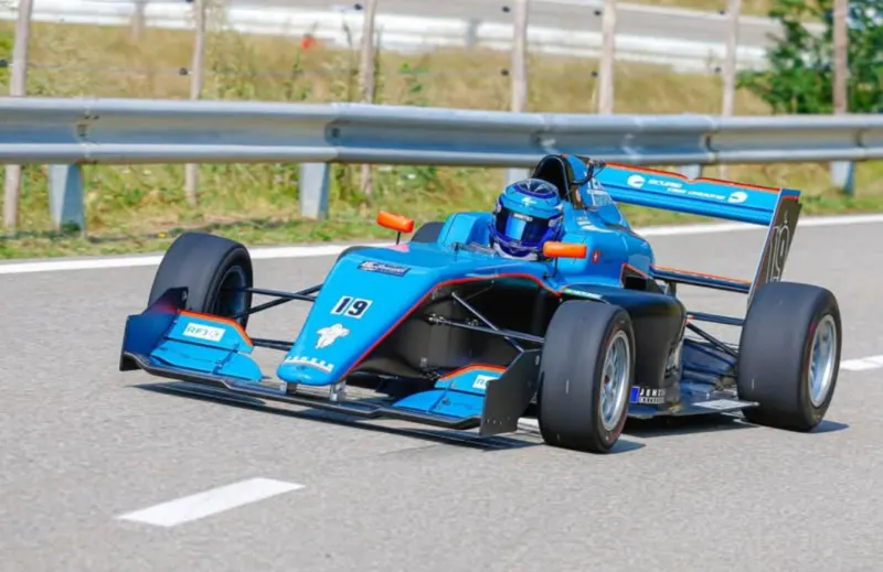 Formule 4 evo avec moteur LRM