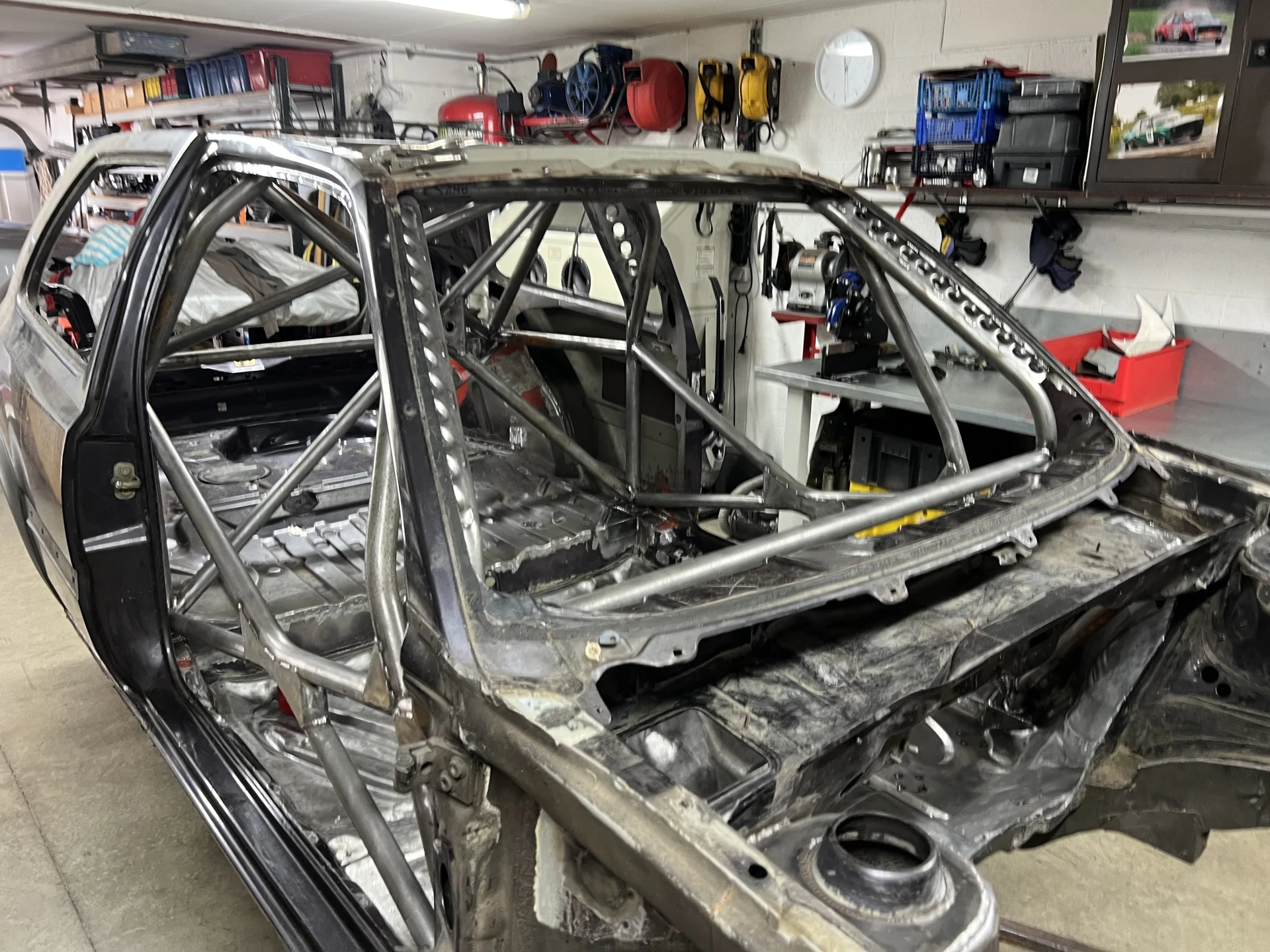 Bonjour , vend caisse golf 3 type (kit car)  - gros arceau AST roll cage  - chandelle  - possible ouvrant et train  Plus d’info via Messenger, mail ou whatsapp
