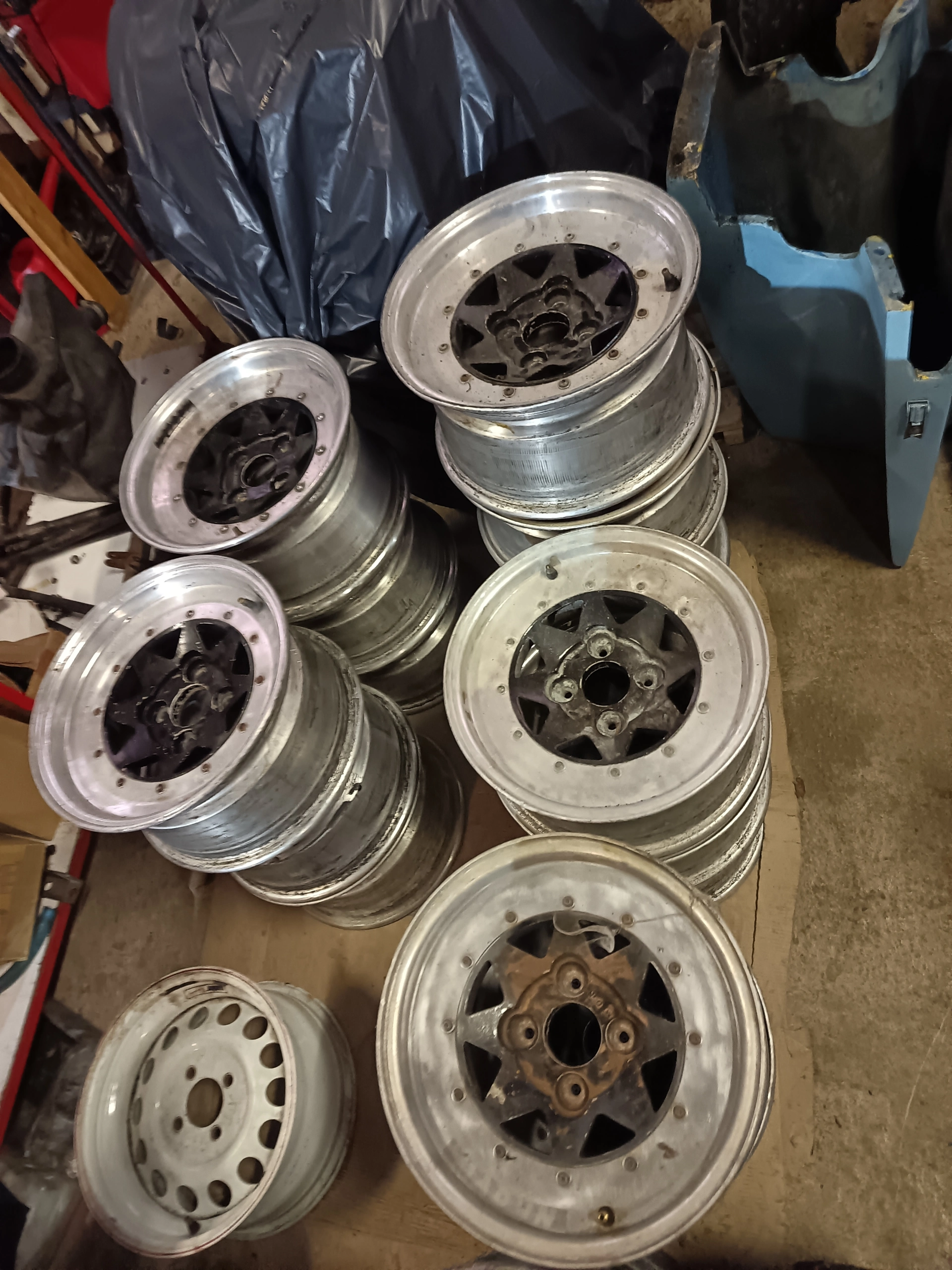 Sells various 13" Formula Ford wheels Made In and Wheller – photo 1
