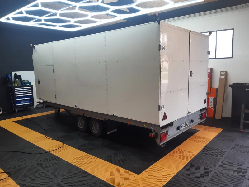 2.5-tonne enclosed trailer