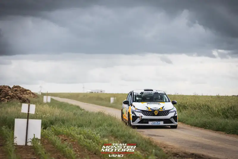 SAISON 2027 – CLIO RC5 À LOUER