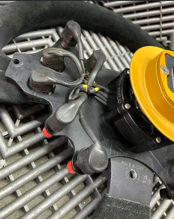 D'occasion. Volant Sparco avec adaptateur + câblage + boutons GT3