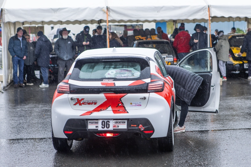 PEUGEOT 208 FR6