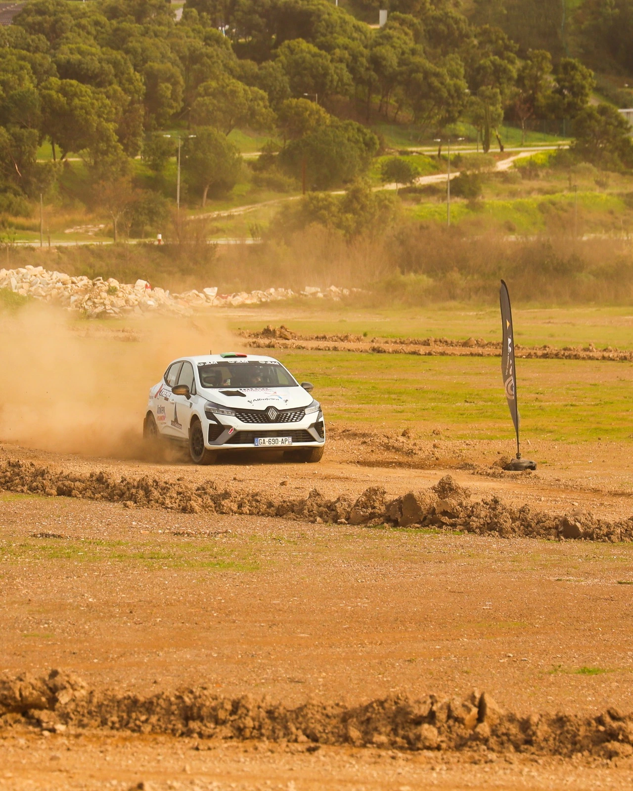 Clio Rally4 à louer / vendre au Portugal / Espagne ou Italie – photo 2