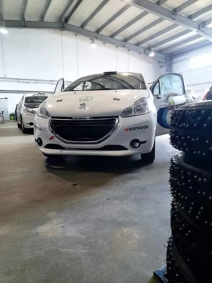 A vendre 3 Peugeot 208R2
