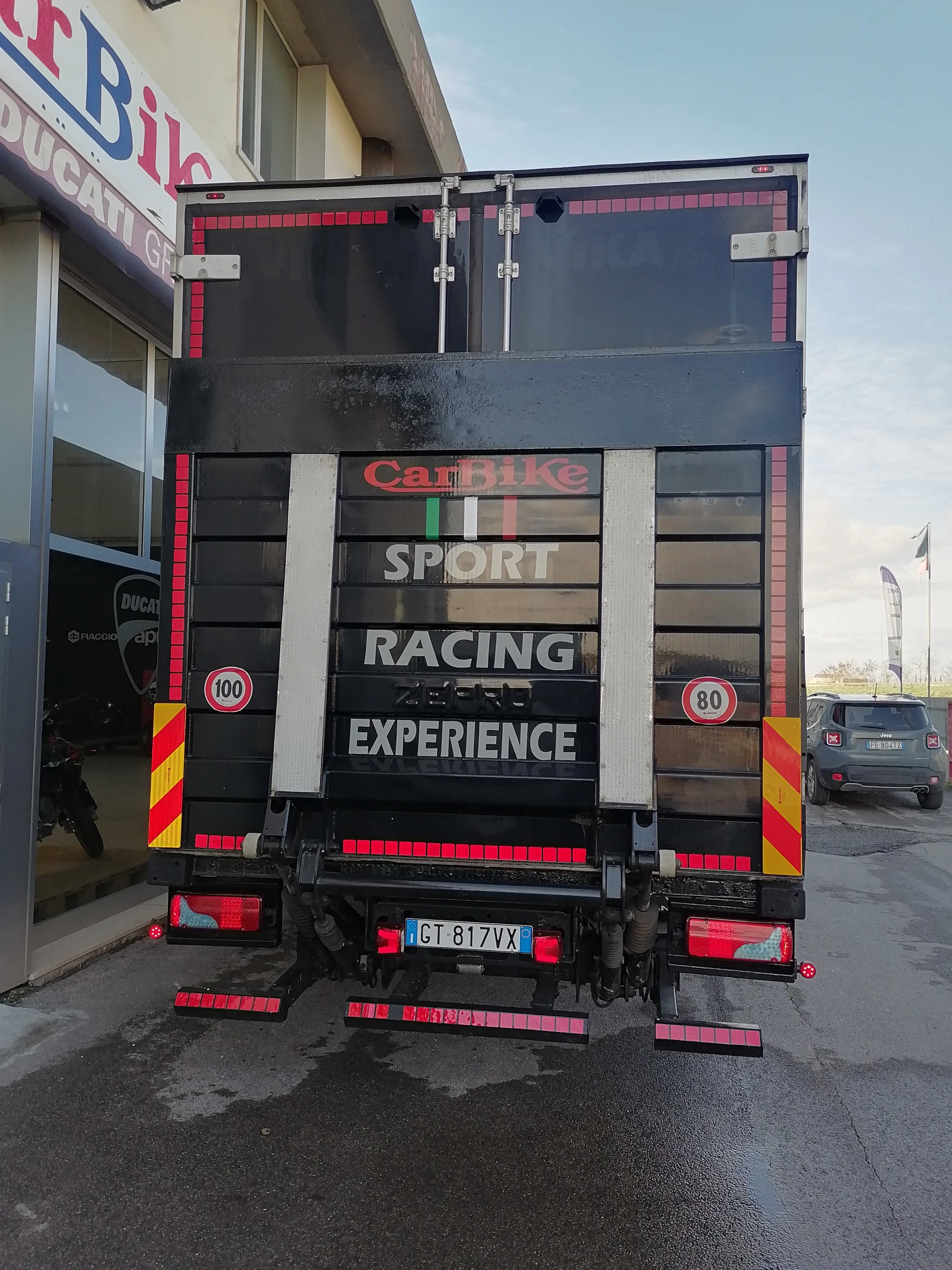 homme camion atelier mobile véhicule spécial