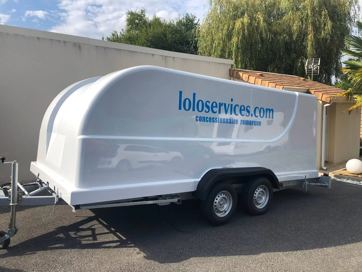 Closed car door trailer