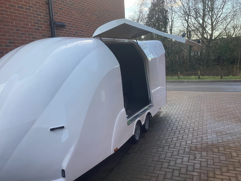 ECO Velocity iQ 3000kg remorque fermée, lit basculant avec rampe arrière complète