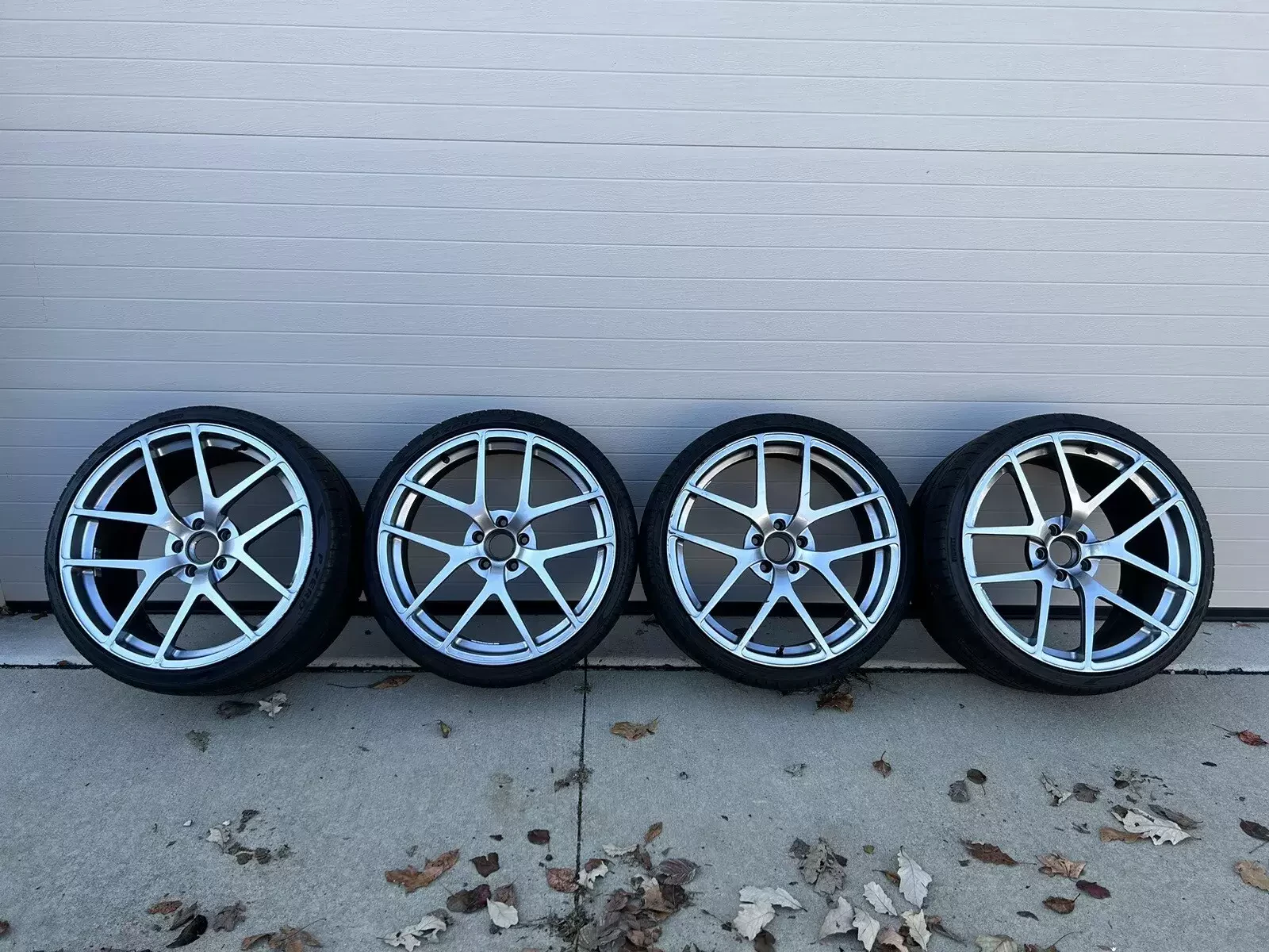Modulare B18 Forged 20" Staggered Wheels Set With Tires For 2008-2015 Audi R8 – photo 1