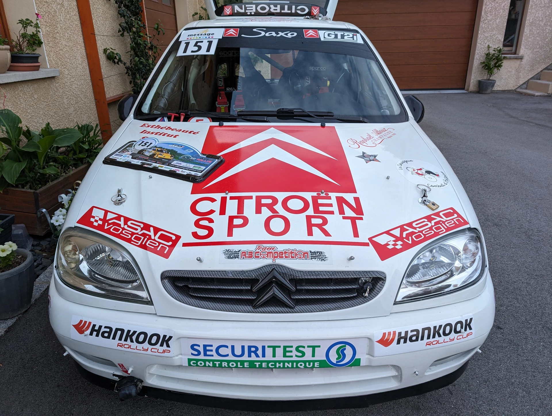 Saxo VTS 1,6 L 16V N2. Déco Saxo challenge + très gros lot de bord