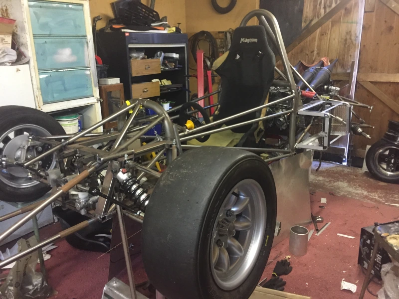 Voiture de course de côte monoplace à moteur à deux temps, équipée d'une boîte de vitesses séquentielle à 6 rapports.