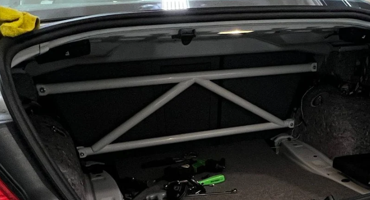 D'occasion. Barre de renfort arrière (K-brace) pour BMW E9x / M3