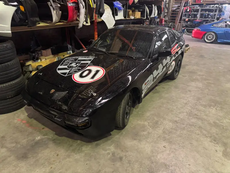 Porsche® 944 proposée à la vente.