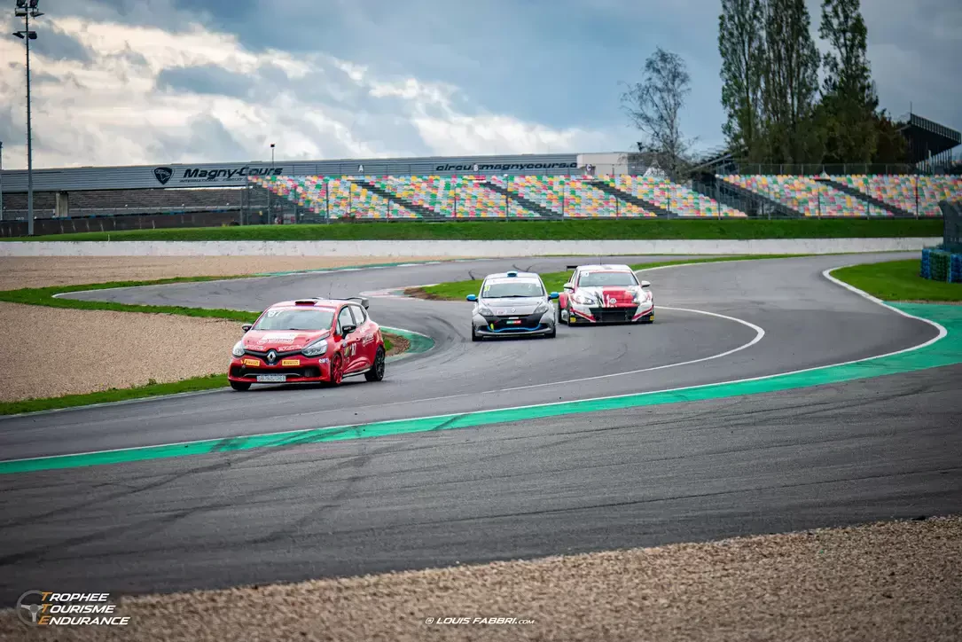 Location CLIO 4 CUP tte dijon 5/6/7 juillet