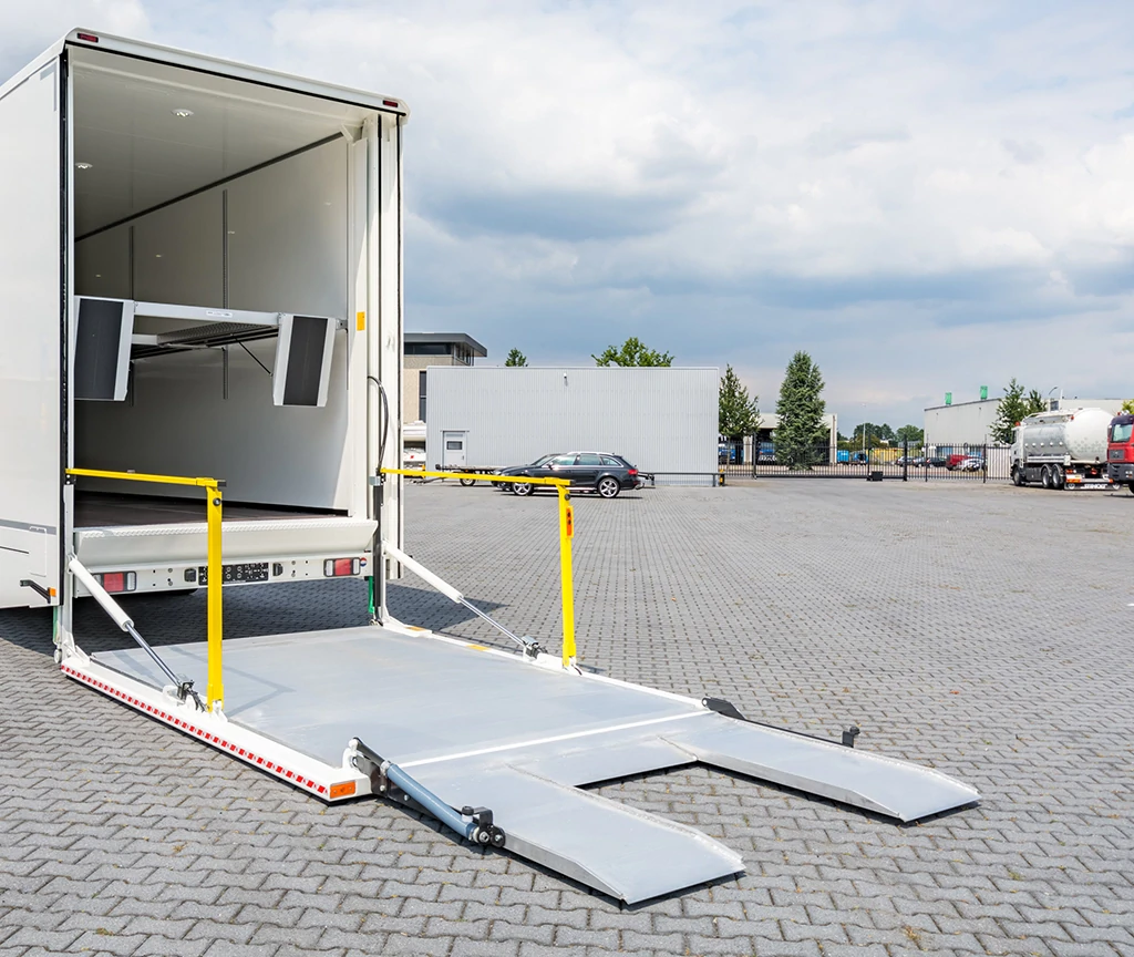 In stock : our Do it Yourself trailer with empty space on gooseneck for office