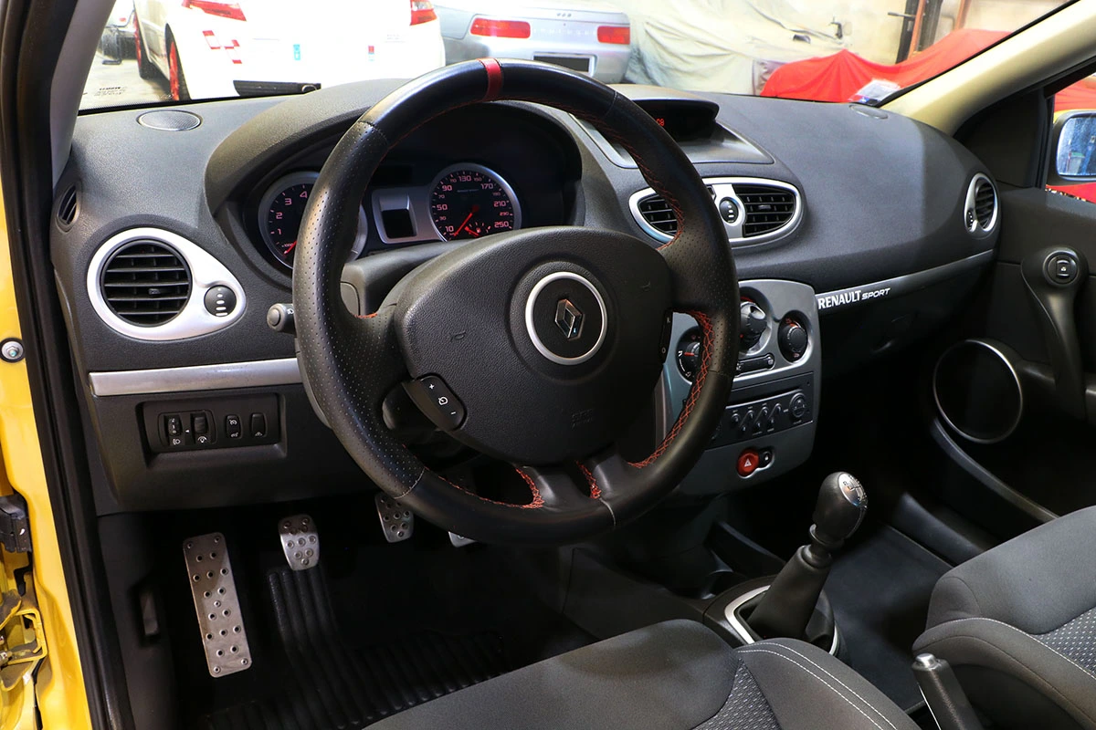Renault Clio III RS F1 Team R27 – photo 3
