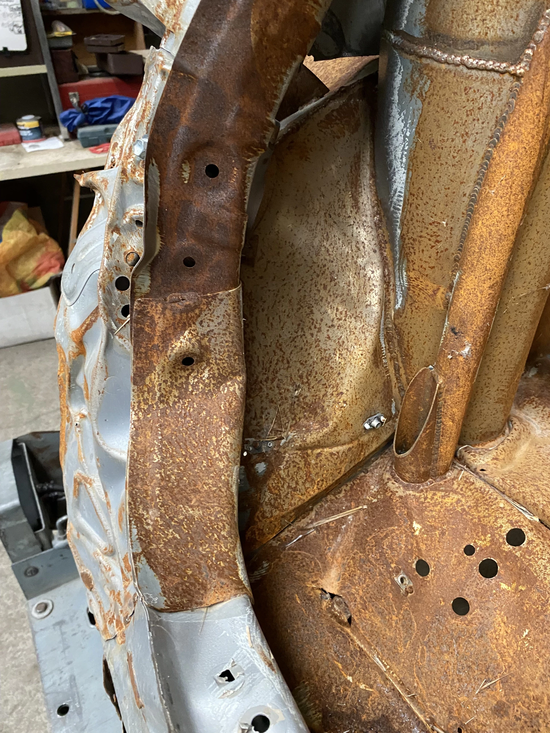 À vendre : caisse de Hyundai R5 accidentée (choc à l'arrière gauche), arceau intact.