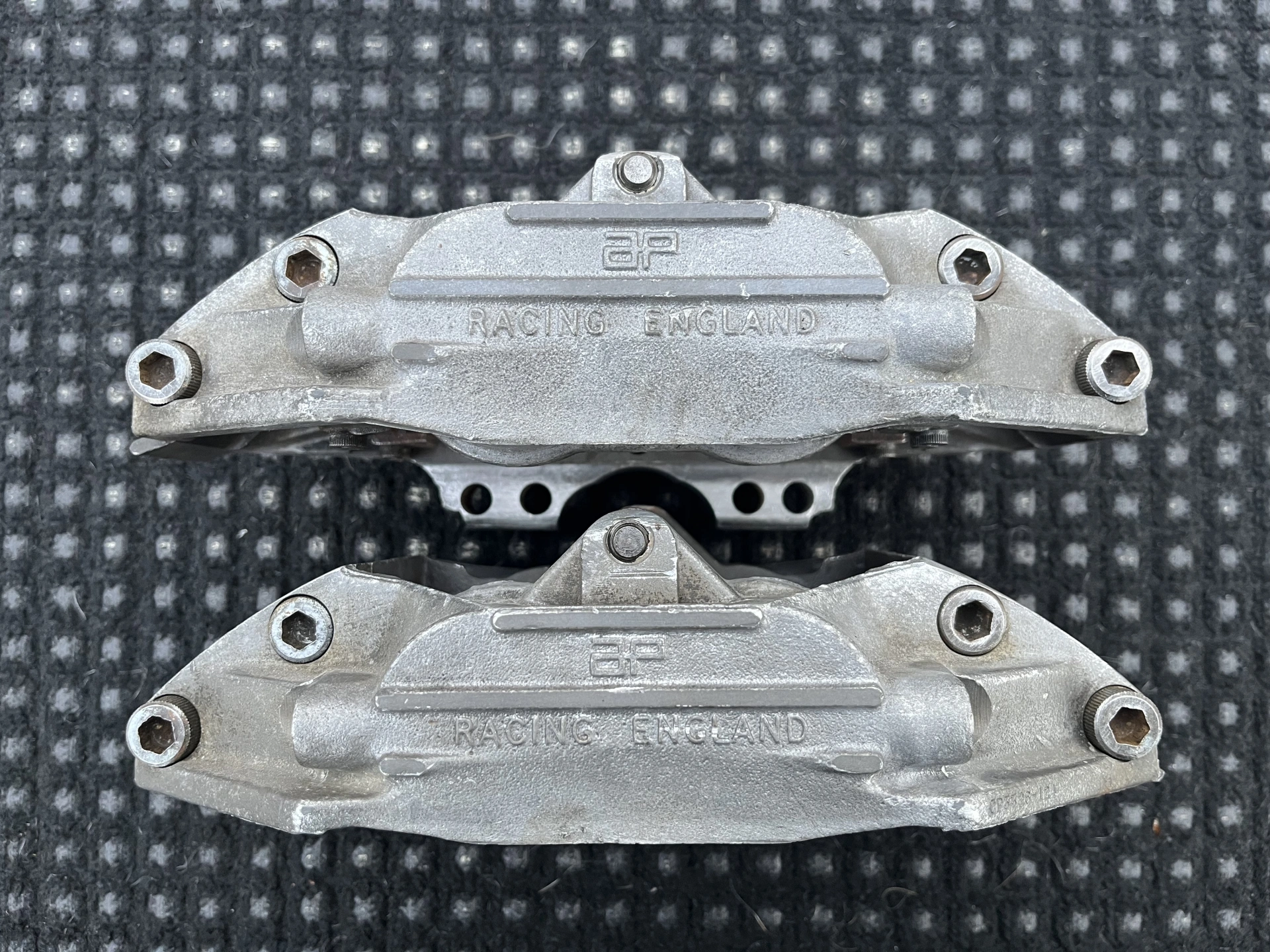 2 étriers FAMILLE CP3307 model CP3326 AP RACING PISTONS TITANE VHC 4 Pistons EN L ETAT – photo 1
