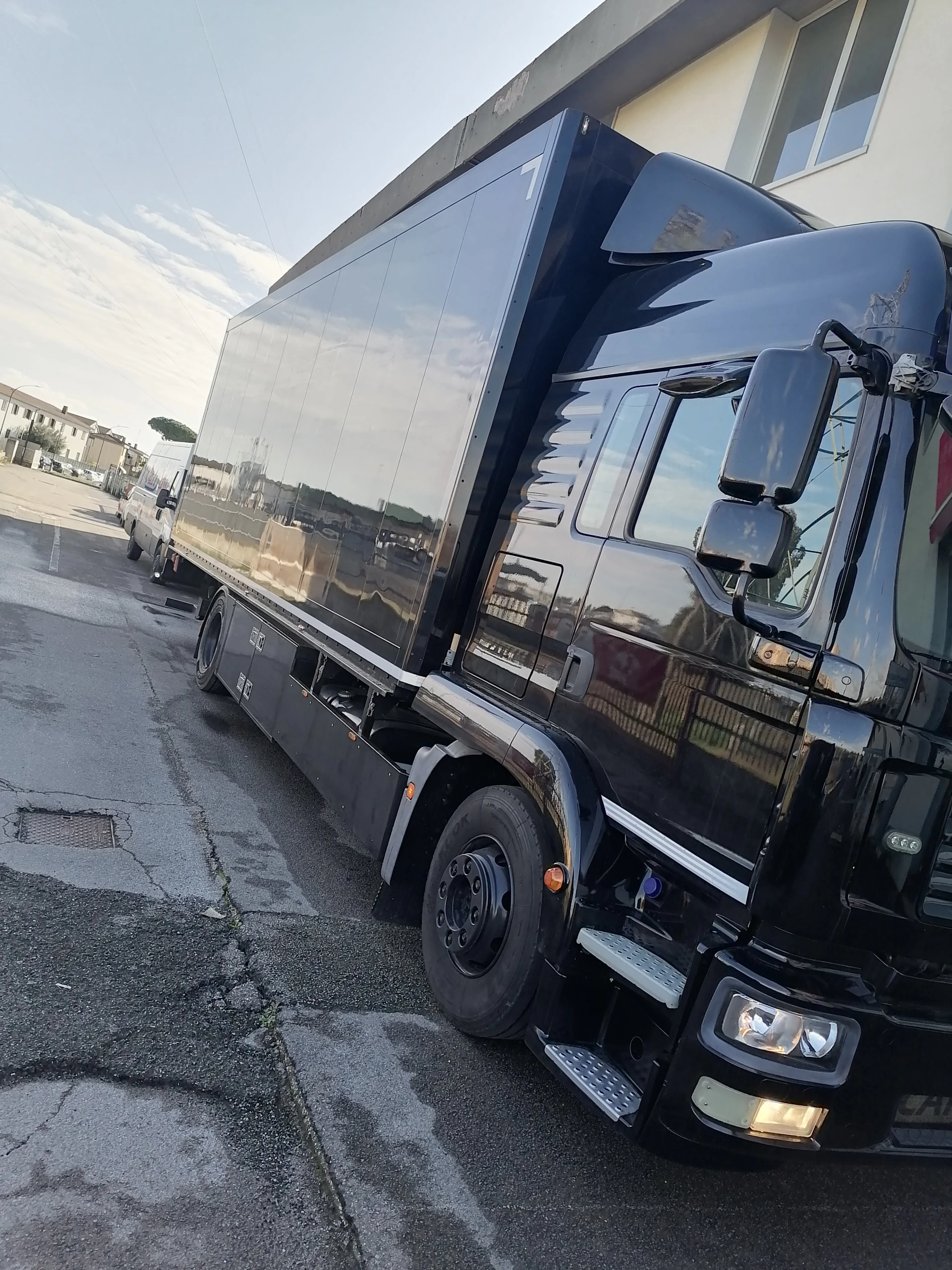 homme camion atelier mobile véhicule spécial